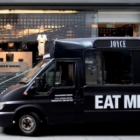 Александр Ванг раздает мороженое