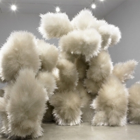 Новые скульптуры Тары Донован в галерее Pace