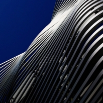 Волнообразный фасад из стальных жалюзи в Токио