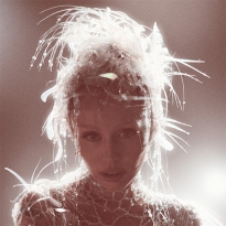 Диско, олдскульный рок и баллады — рецензия на альбом Майли Сайрус «Something Beautiful»