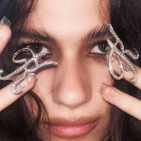 Ногти со стразами, перьями и цепями: 13 идей новогоднего маникюра с подиумов