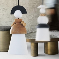 Кукольные лампы и столы-книжки из детства: что смотреть на выставке ARTDOM 2025 — выбор BURO.