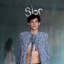 Ободки и береты: у каких брендов искать аксессуары, как на показе Dior resort 2027