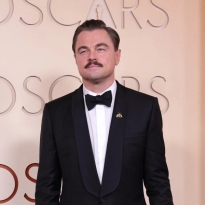 Леонардо Ди Каприо в Dior и Джесси Бакли в Chanel: красная дорожка «Оскара-2026»