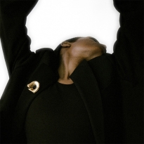 Броши, жемчужные сотуары, «бабушкины» бусы и еще 4 тренда в украшениях, которые нельзя пропустить весной и летом 2025