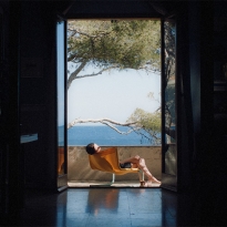 Изъяны общества потребления и летняя меланхолия: какой получилась экранизация романа Франсуазы Саган «Здравствуй, грусть!»