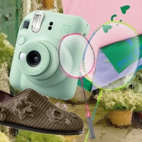 Полароид Fujifilm, уютный плед и резиновые сапоги в нежном фиалковом: что взять с собой на дачу. Выбор BURO.
