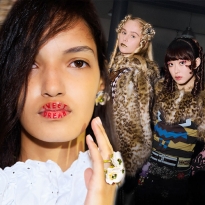 Надписи на губах и прически как в детстве: бьюти-тренды Недель моды в Нью-Йорке и Лондоне