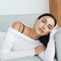 Ирина Шейк и культовые бьюти-средства. Все, что нужно знать о новой рекламной кампании d’Alba