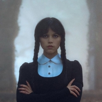 Между мрачным триллером и веселым слэшером: каким получился второй сезон «Уэнздей»