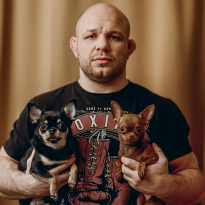 «Он все-таки большой шерстяной волчара». Почему серьезные мужчины заводят маленьких собак и не стесняются этого