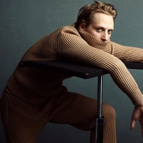 Prada создал костюм для Дэвида Холберга