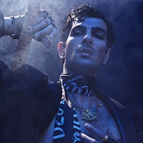 Молодые актеры в образах Боуи и Принса в театральном макияже M.A.C Cosmetics