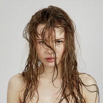 В отпуске, на вечеринке, под дождем: идеи летних причесок — съемка BURO.