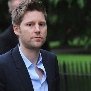 Инвесторы Burberry возмущены доходами Кристофера Бейли