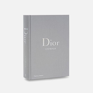 Вышел альбом со 180 коллекциями Dior