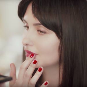 Елена Пинская показывает, как использовать тинт, — в проекте Buro 24/7 и Chanel