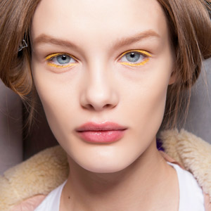Как повторить макияж с цветной подводкой с показа Christian Dior