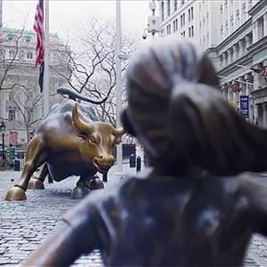 На Манхэттене установили памятник «бесстрашной девочке»