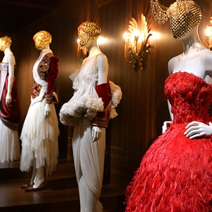 Первый взгляд: выставка Alexander McQueen: Savage Beauty в Музее V&amp;A