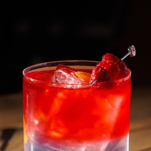 Малиновый джин-тоник и смородиновый сауэр: классные коктейли от шеф-бармена, которые легко повторить дома (18+)