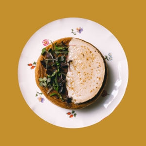 ​​Новости ресторанов: даниш с кремом из арахиса и хурмой, открытие новоорлеанского поп-ап проекта и другие идеи на 14 февраля