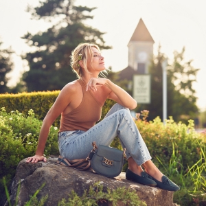 Изумрудные лоферы и казаки: коллекция Geox и Юлии Высоцкой для особых поводов и просто так