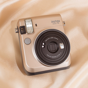 Выбор Buro 24/7: камера Instax mini 70 от Fujifilm