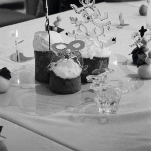 Карамельные банты на куличах и яйца в прозрачном шифоне: выбираем сет-дизайн на Пасху