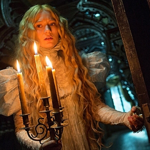 Том Хиддлстон и Миа Васиковска в &quot;Багровом пике&quot; Гильермо дель Торо