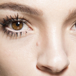 Красота в деталях: склеенные ресницы на показе Prada