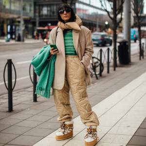 Ушанки и мунбуты. Что носят на Неделе моды в Стокгольме