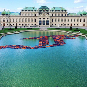 Ай Вэйвэй создал инсталляцию из спасательных жилетов в фонтане венского дворца