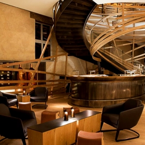 Лестница из деревянных лент в отеле Страсбурга
