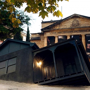 \"Приземлившаяся\" инсталляция Иена Стрейнджа