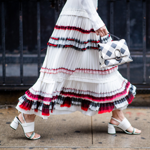 Неоновые ветровки и костюмы в клетку: что носят на Неделе моды в Нью-Йорке
