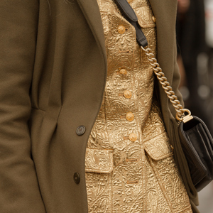 Парчовые пиджаки и пальто в перьях: что носят на Неделе моды в Париже. Часть шестая