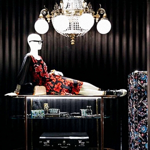 Кабинет редкостей: праздничные витрины Prada