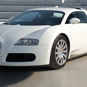 Bugatti Veyron в черно-белом исполнении