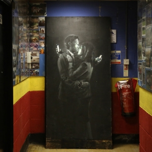 Новое граффити Бэнкси Mobile Lovers будет выставлено в Бристоле
