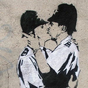 \"Целующиес­я констебли\"­ Бэнкси проданы за $575 тысяч