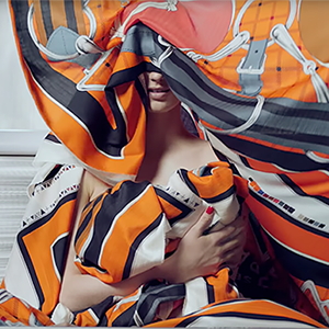 Hermès снял видео о производстве шелковых платков