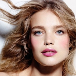 Наталья Водянова стала лицом косметики Etam