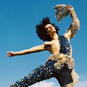 Тоги от Вивьен Вествуд: английский дизайнер выпустила серию унисекс-одежды