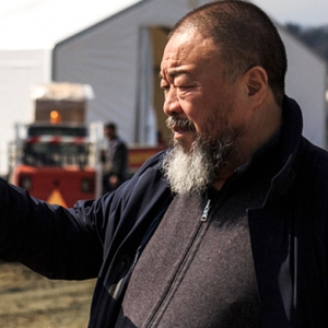 Ай Вэйвэй подстригся в лагере беженцев