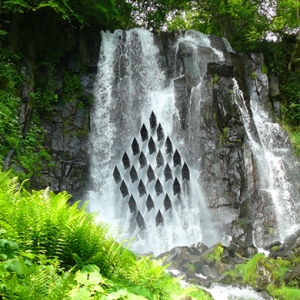 Инсталляция Les Cascadeurs на водопаде во французском Оверне