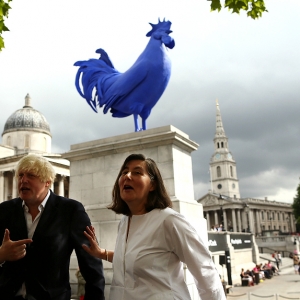 Гигантский синий петух на Трафальгарской площади