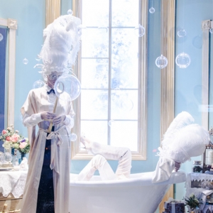 ЦУМ украсил витрины в стиле барокко