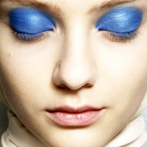 Красота в деталях: ярко-голубые тени на показе Marc by Marc Jacobs