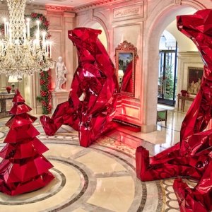 Лесные звери в рождественских декорациях Four Seasons Hotel George V